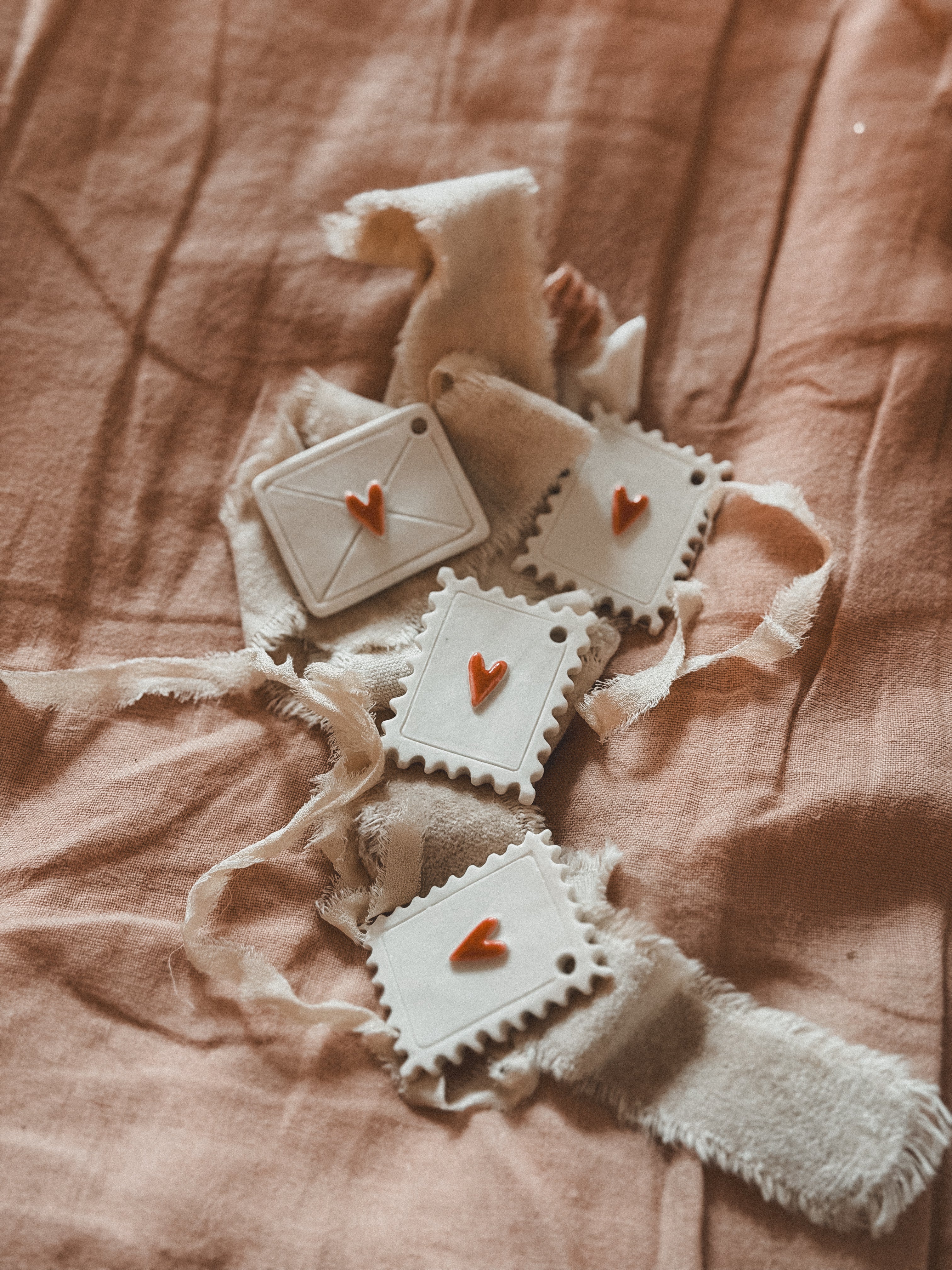 Médaillon timbre ou enveloppe ❤️en porcelaine