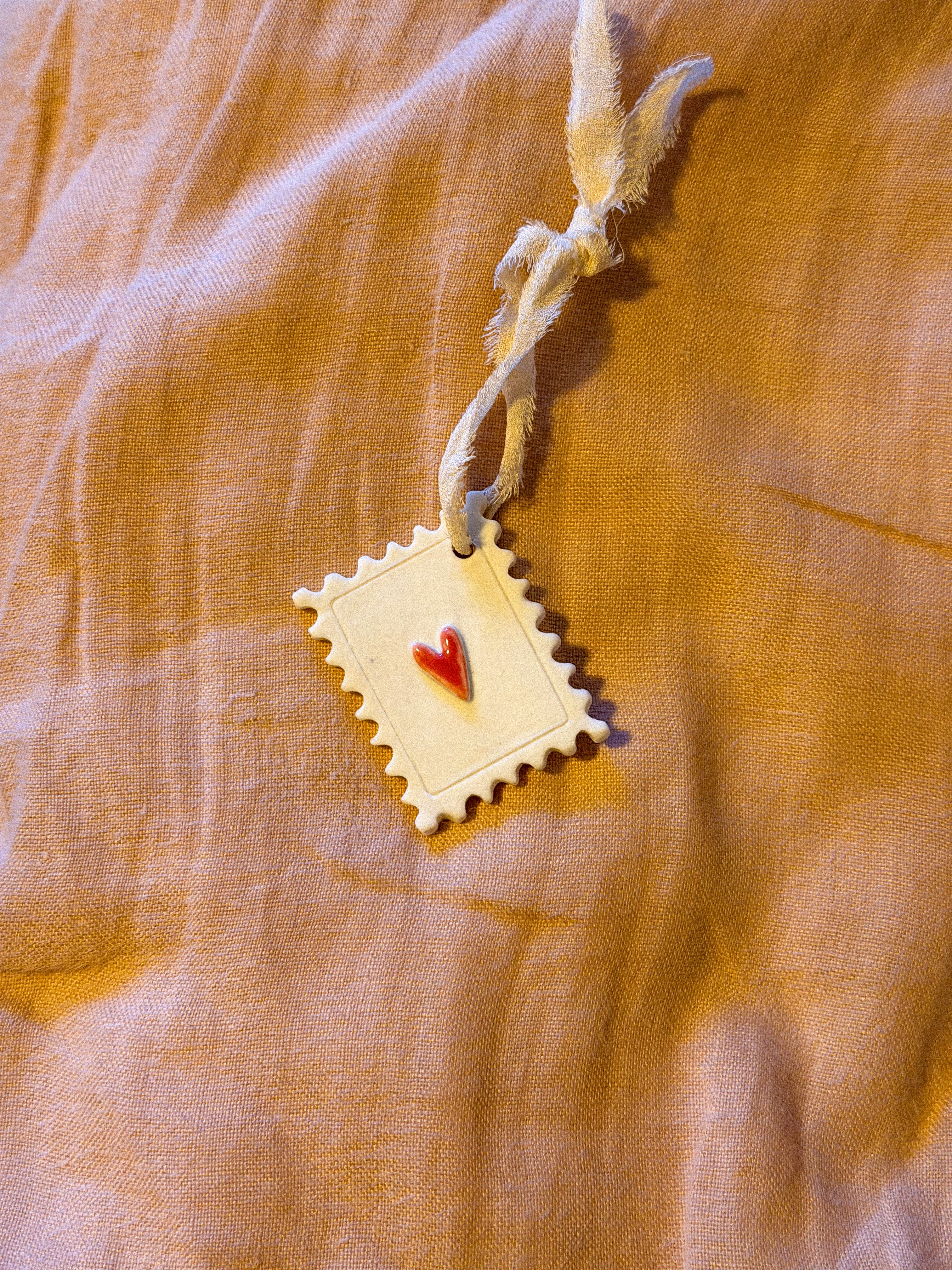 Médaillon timbre ou enveloppe ❤️en porcelaine