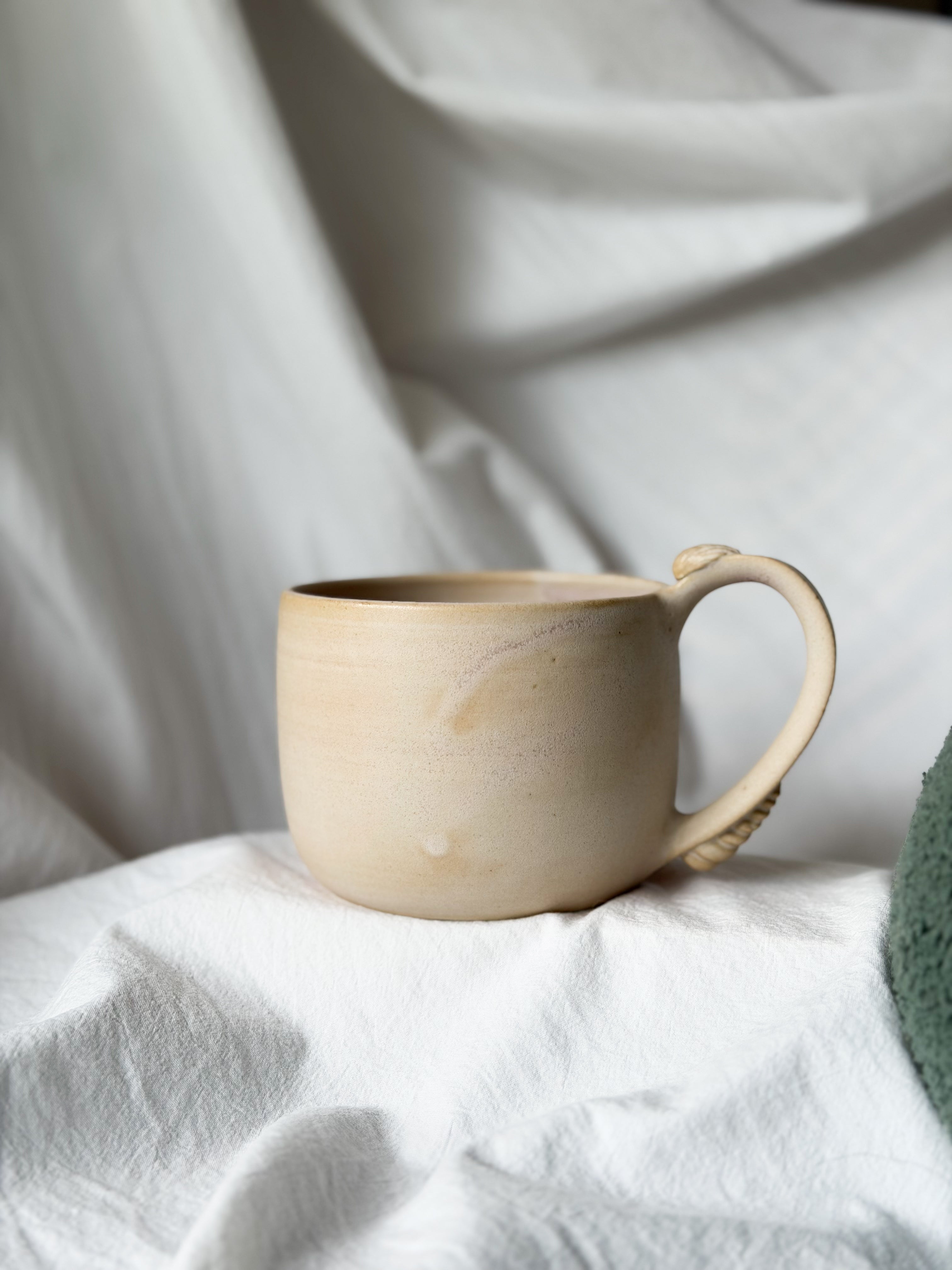 Tasse « au fond un coquillage 🐚 » sable rose