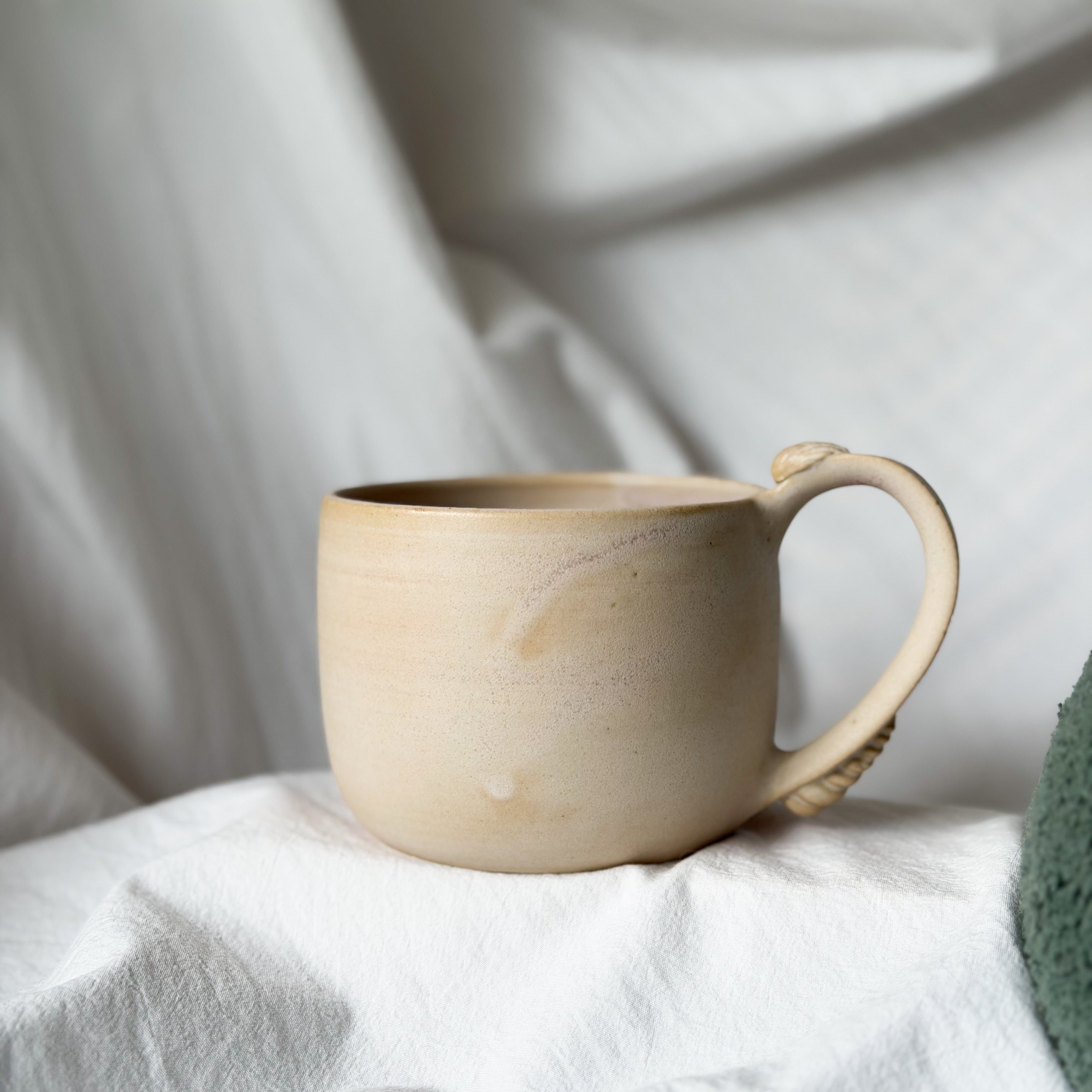 Tasse « au fond un coquillage 🐚 » sable rose