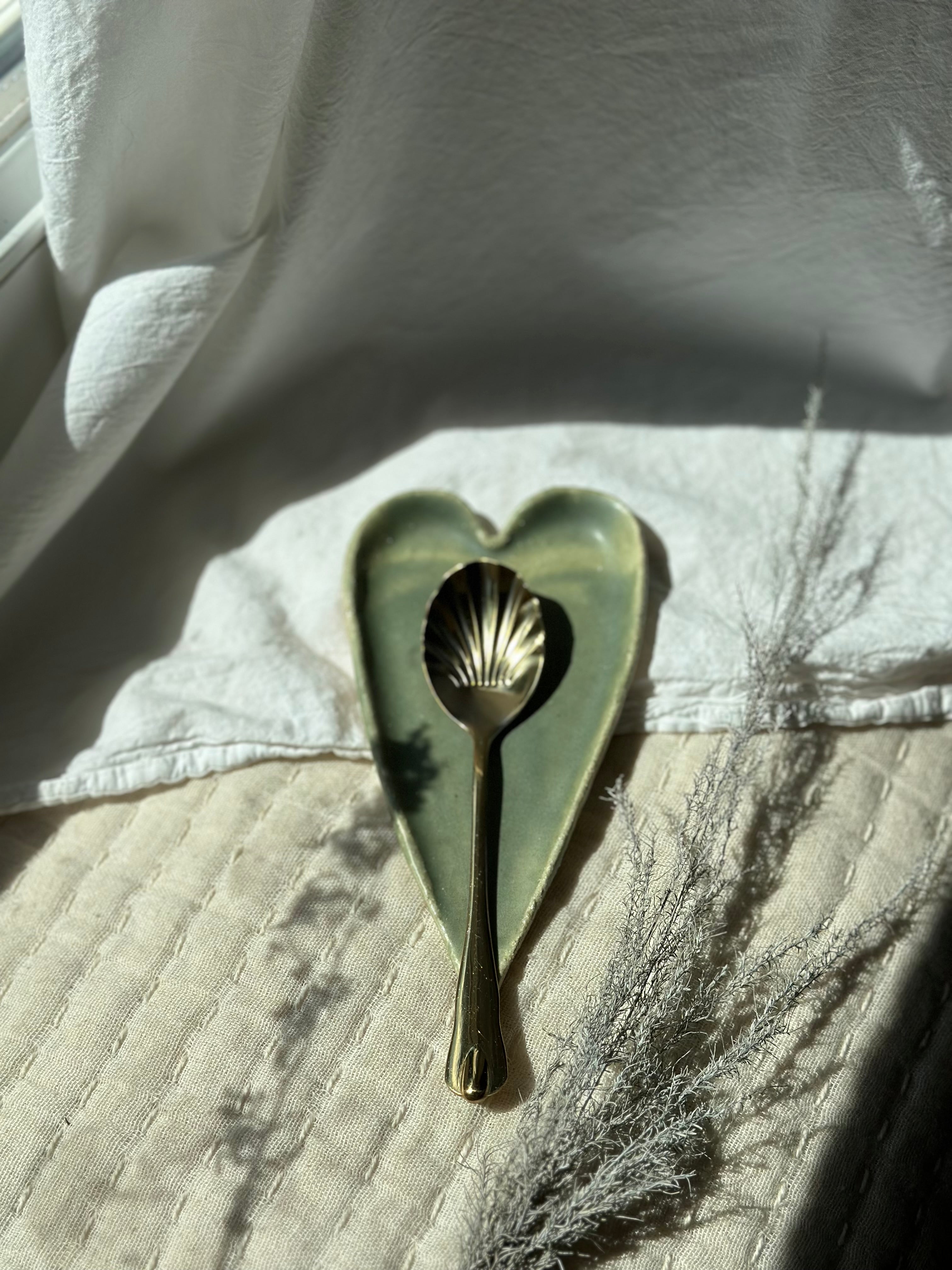 “Shell” spoon rest