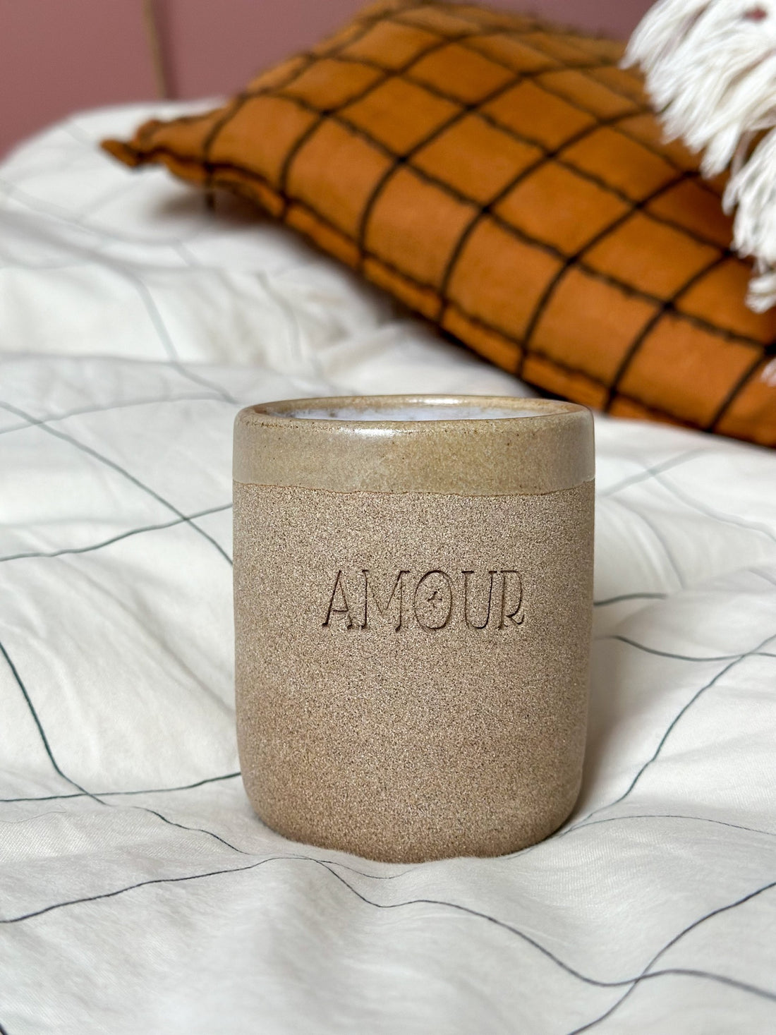 Taza de gres color caramelo chamota “Amour” 