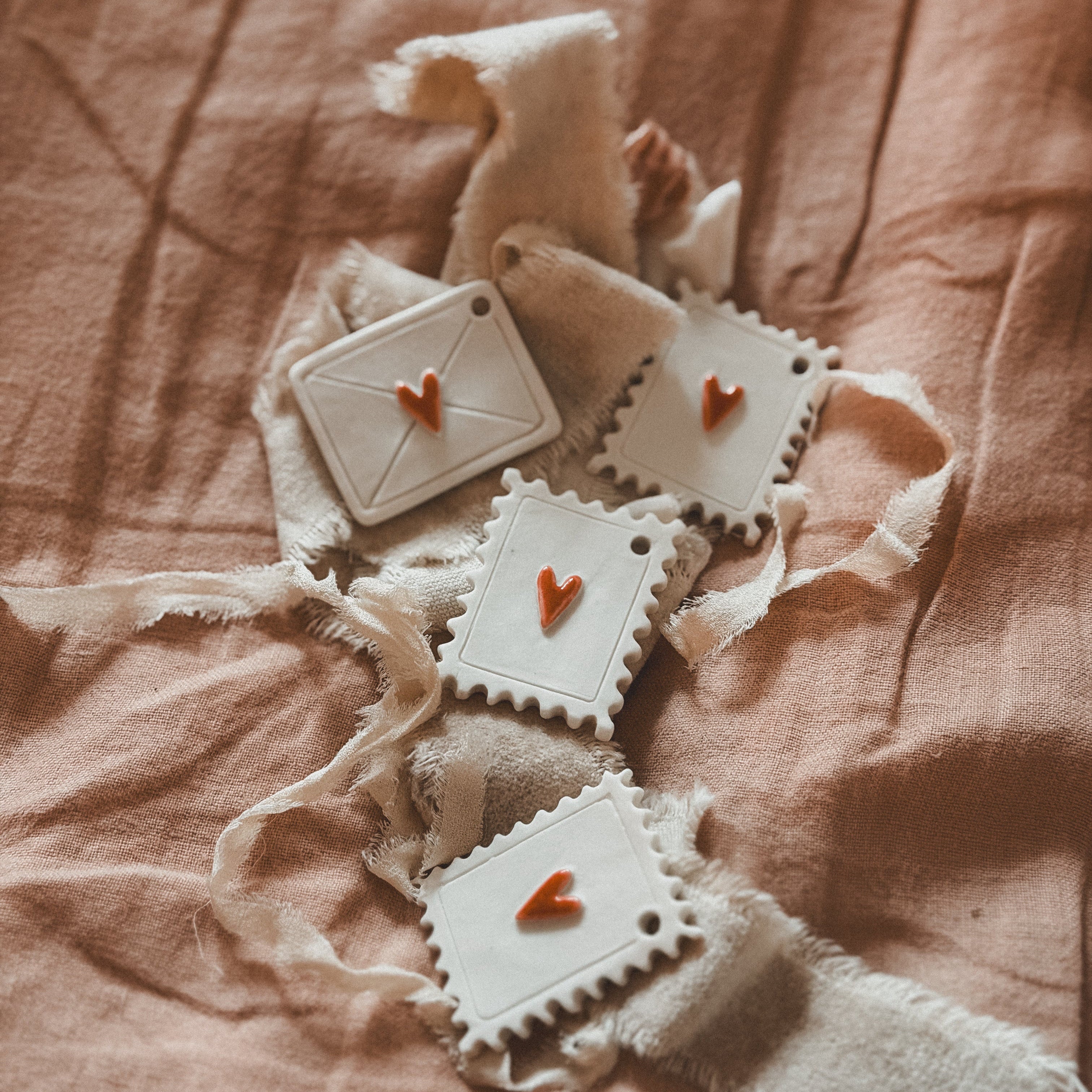Médaillon timbre ou enveloppe ❤️en porcelaine