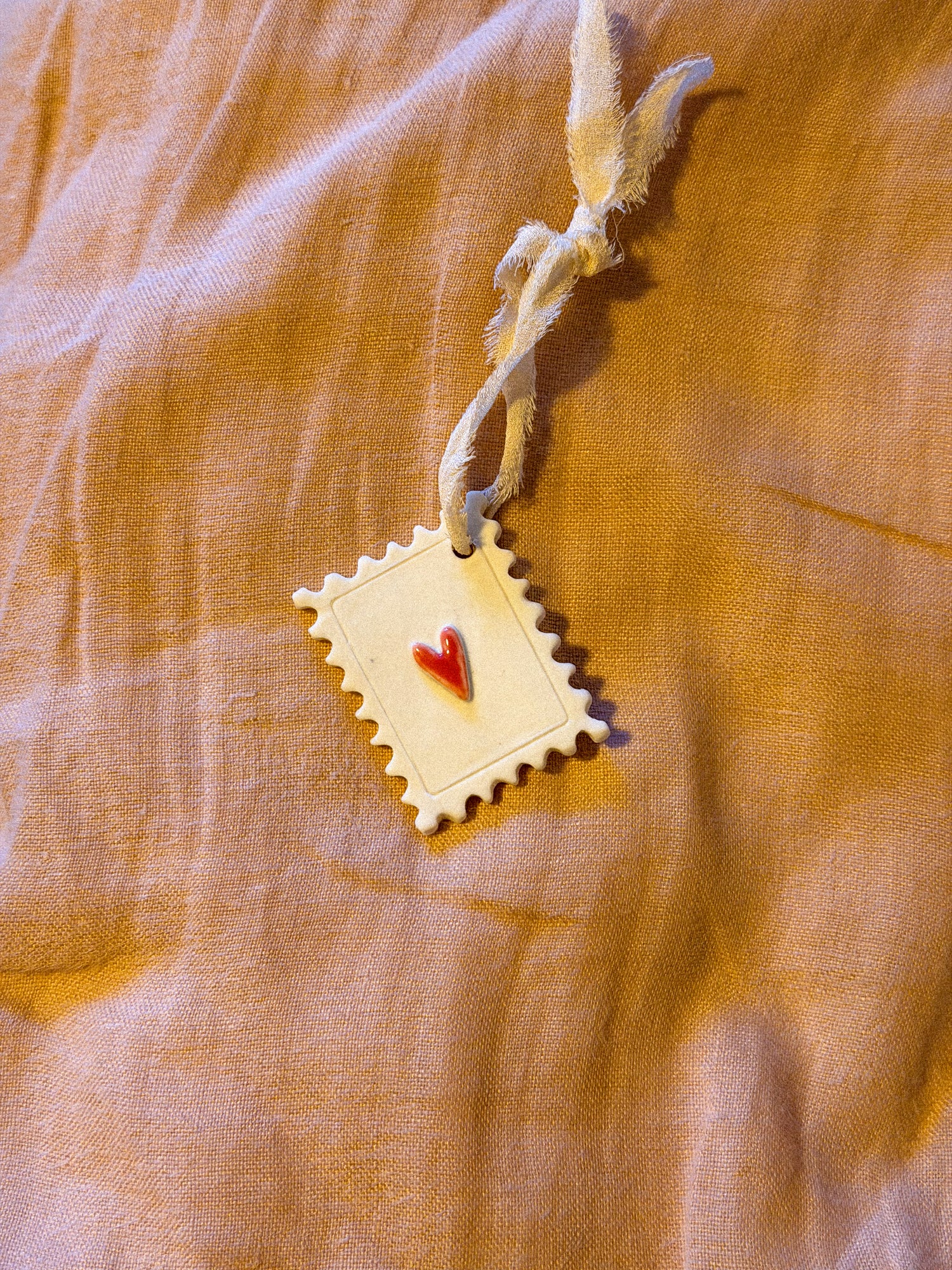 Médaillon timbre ou enveloppe ❤️en porcelaine