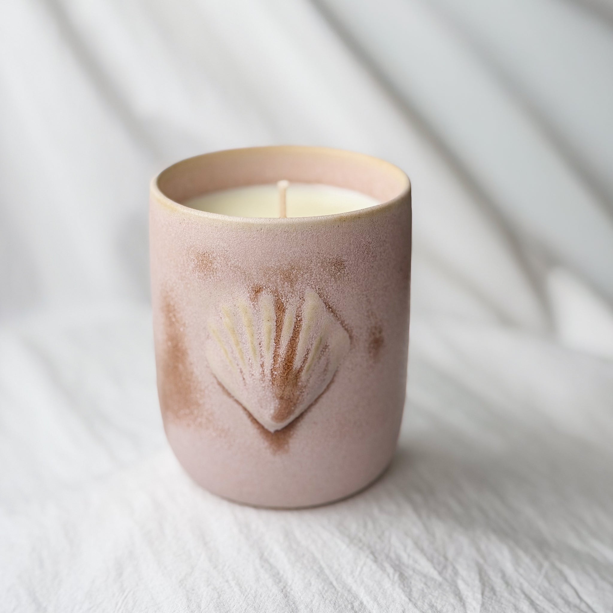 Bougie violette avec une pointe de mimosa