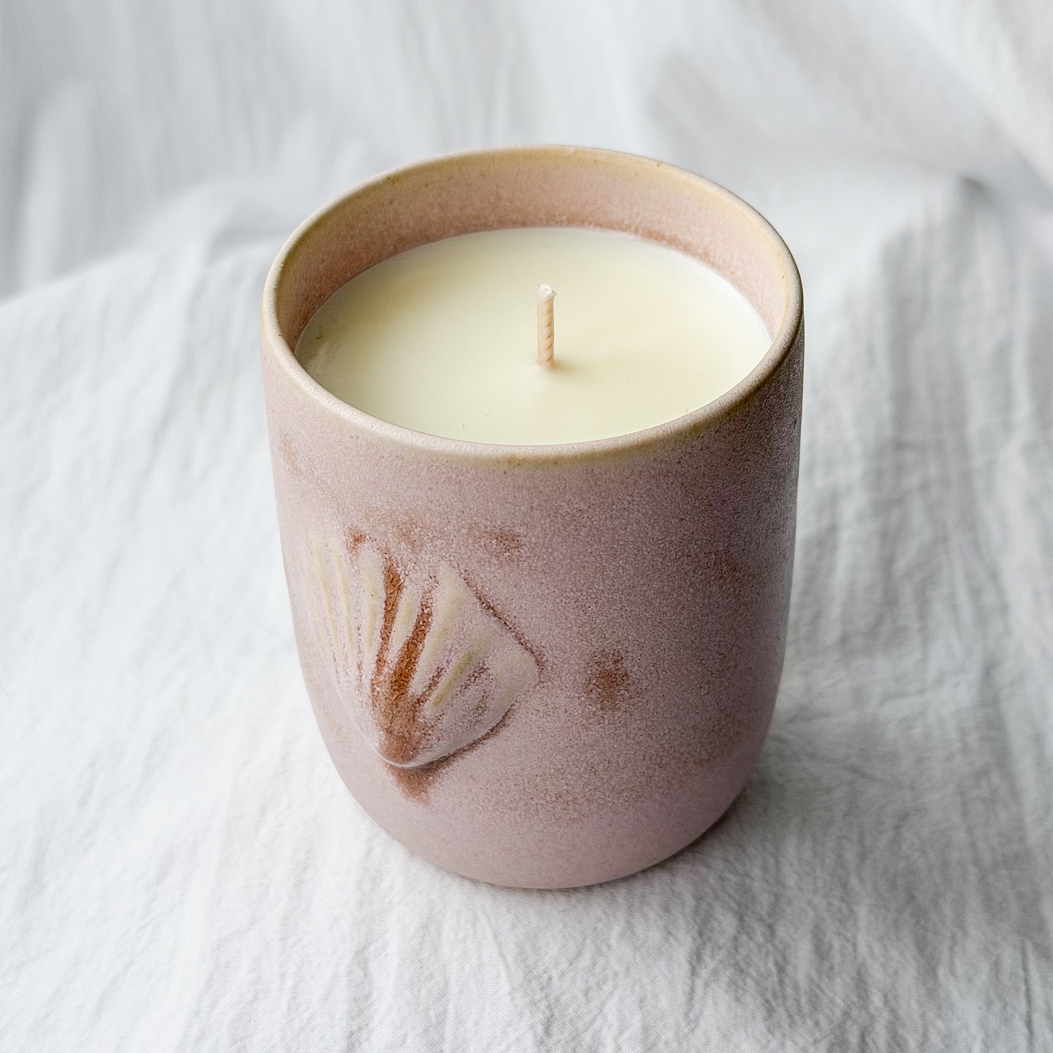 Bougie violette avec une pointe de mimosa