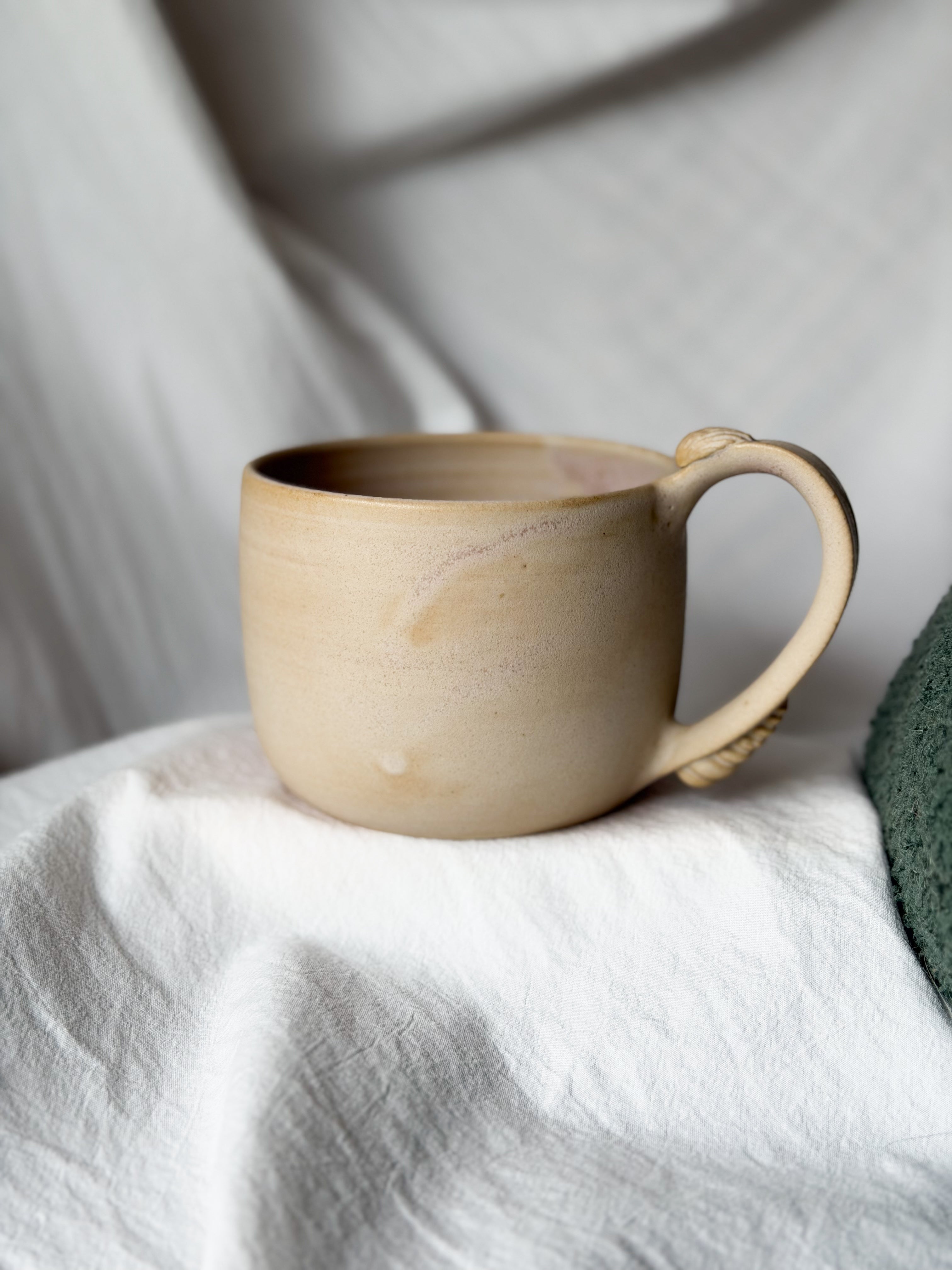 Tasse « au fond un coquillage 🐚 » sable rose