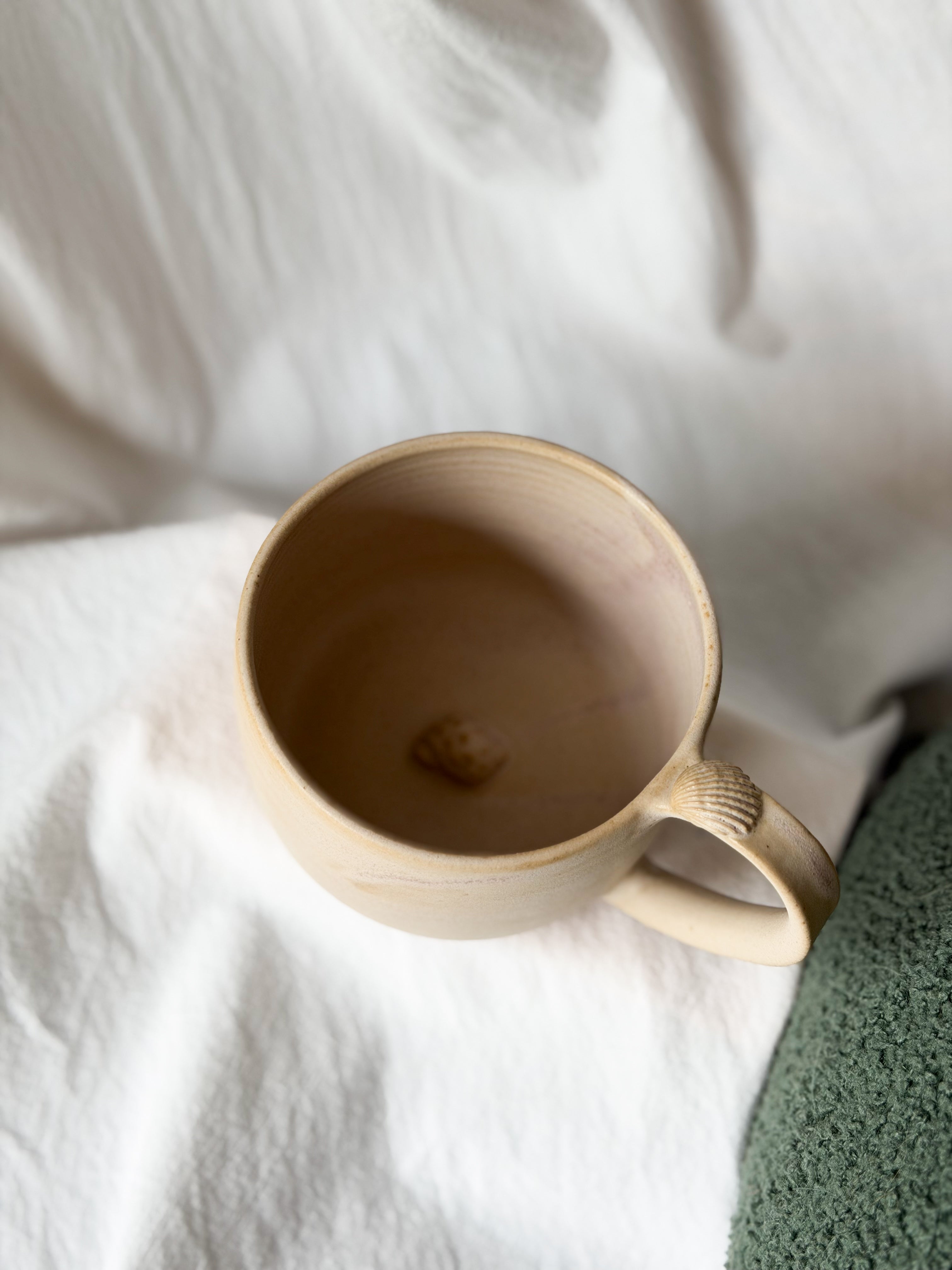 Tasse « au fond un coquillage 🐚 » sable rose