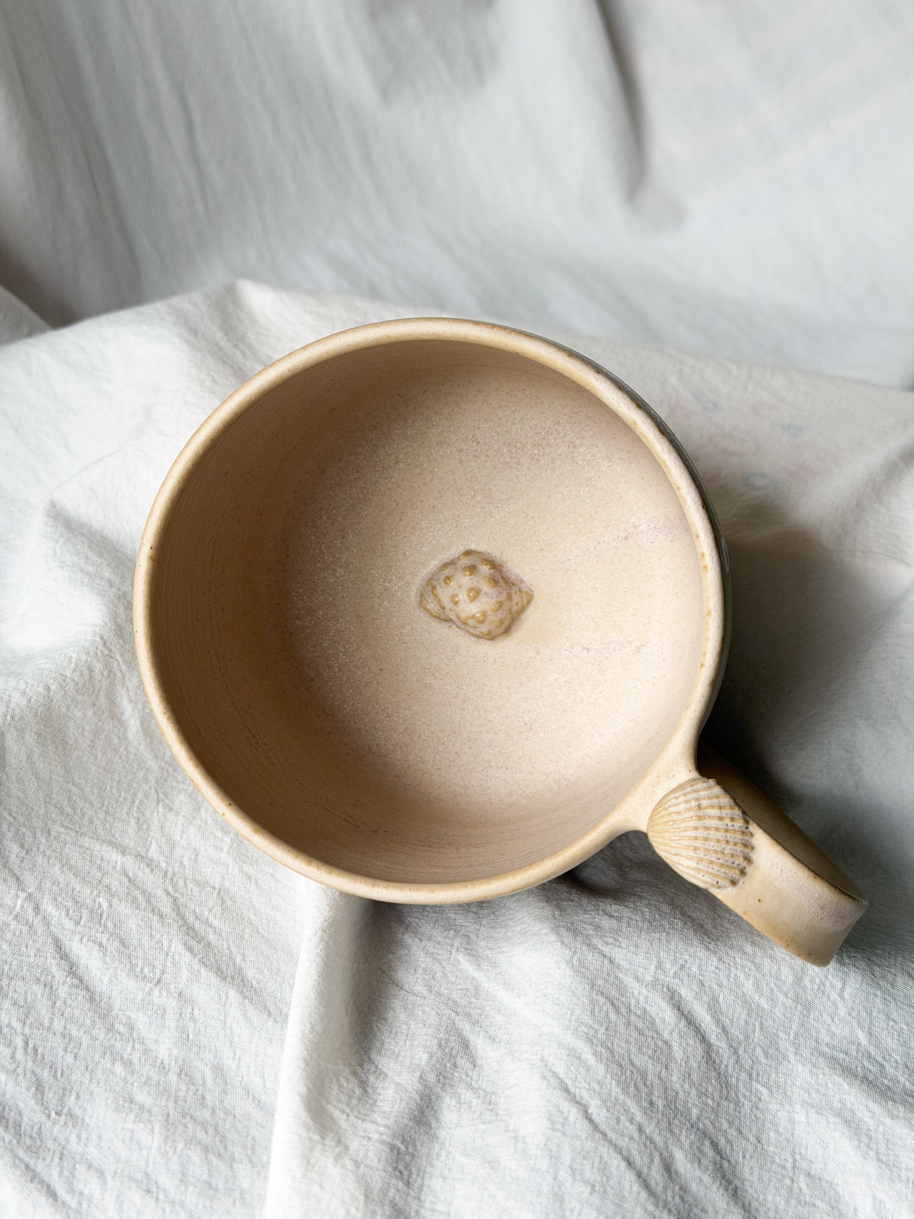 Tasse « au fond un coquillage 🐚 » sable rose